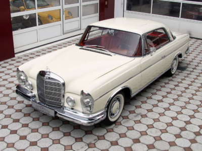 Mercedes-Benz W111