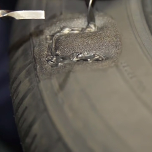Заполнение повреждения сырой резиной с внешней стороны шины